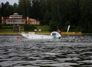 pokazowa wywrotka omegi: jacht zaczyna się podnosić